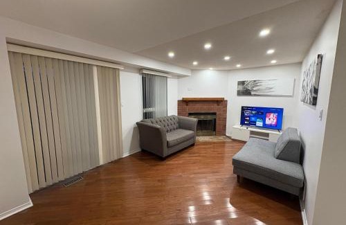 Erin Mills House | 4 Bedroom Spacious Retreat near Key Attractions