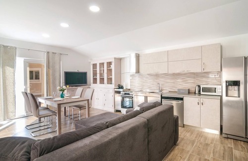 Neoric House | 4 bedroom stunning home in Neoric
