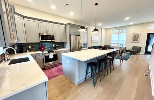 Newtown House | 4-bedroom townhome in superb Newtown with WiFi, AC. Enjoy your stay!