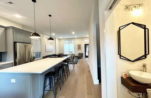 Newtown House | 4-bedroom townhome in superb Newtown with WiFi, AC. Enjoy your stay!