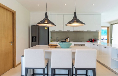Choeng Thale Villa | 4-bedroom Villa - Newly Renovate & Spacious Living, 15 Min to Beach l Breeze 3