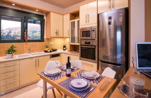 Mourniai Villa | 4-Bedroom Villa Near Downtown by Delfus