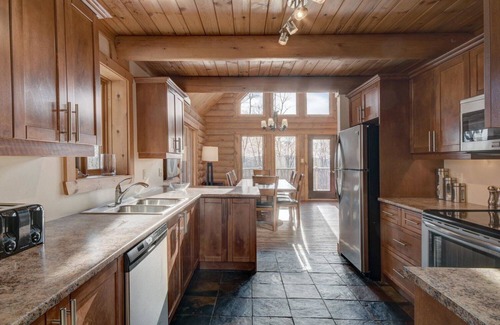 Labelle House | 4 Bedrooms cozy log wood Chalet at Blueberry Lake Resort Near Mont-Tremblant