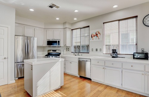 North Stonehurst House | 4 Bedrooms only 10 minutes from Oakland Airport, 27 minutes from nSan Francisco