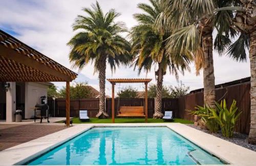 Palmhurst House | 4 Bedrooms Pool Game room Massive Kitchen