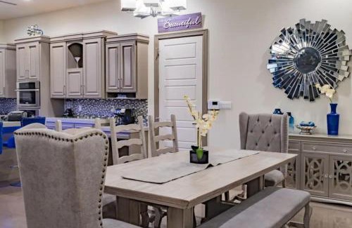 Palmhurst House | 4 Bedrooms Pool Game room Massive Kitchen