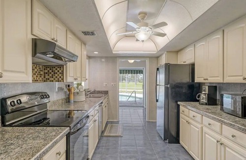 Venice East House | 4 bedrooms sleep 8 private heated pool on golf course 4 mil to the beach