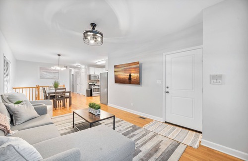 West Town Apartment | 4 br/3ba, Great for Large Groups, Garage Parking. Spacious and updated!