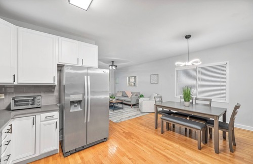 West Town Apartment | 4 br/3ba, Great for Large Groups, Garage Parking. Spacious and updated!