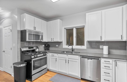 West Town Apartment | 4 br/3ba, Great for Large Groups, Garage Parking. Spacious and updated!