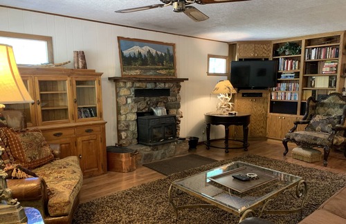 Nathrop Cabin | 4 BR/4BA En suite Cozy Creekside ~ Mountain Views ~ Hot Tub ~ Fishing ~ Wildlife
