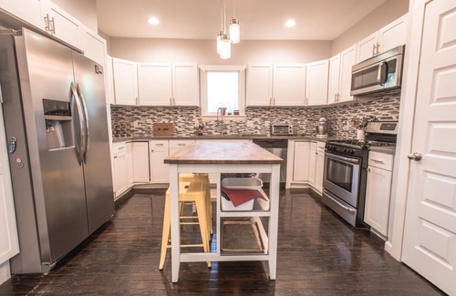 Tobin Hill House | 4 BR Cottage+ Bonus 1BR Casita+ Putting Green in heart of SA, near attractions!