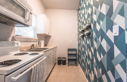 Tobin Hill House | 4 BR Cottage+ Bonus 1BR Casita+ Putting Green in heart of SA, near attractions!