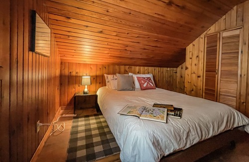 Les Pays-d'en-Haut Regional County Municipality Ski Chalet | 4 Br Luxury St-Sauveur Chalet & Pool, Swim Spa, fireplace, close to Ski resort