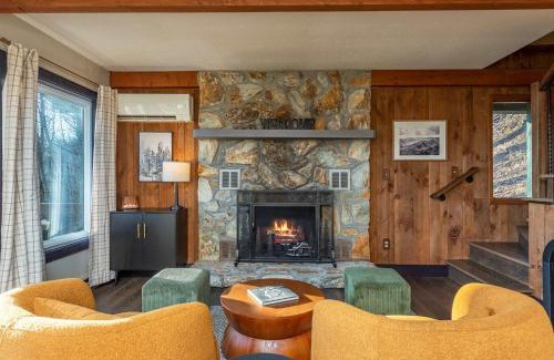 Wolf Laurel House | 4 Br Mountain Views Sleeps 10 Sauna Hot Tub Arcade