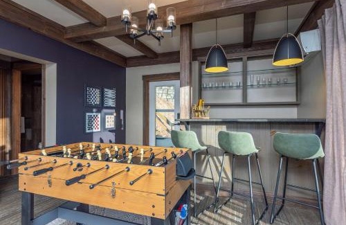 Wolf Laurel House | 4 Br Mountain Views Sleeps 10 Sauna Hot Tub Arcade