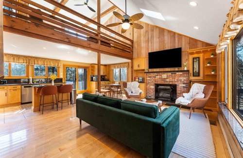 Tunkhannock Township House | 4 Br Mtn Cabin! Sauna~Hot Tub~Fire Pit~Putt Putt