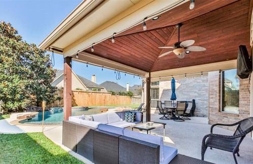 Katy Villa | 4 BR Villa w Heated pool ,Patio with Firepit , Jetted-tub,Backyard