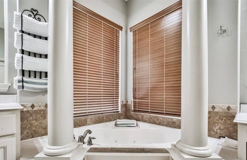 Katy Villa | 4 BR Villa w Heated pool ,Patio with Firepit , Jetted-tub,Backyard