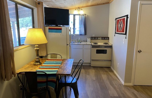 Glenwood House | #4 Casita Lobo Magico at the Catwalk, 1 BdRm ADA w Kitchen