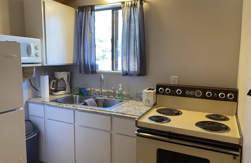 Glenwood House | #4 Casita Lobo Magico at the Catwalk, 1 BdRm ADA w Kitchen