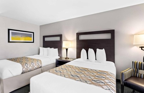 Naperville Hotel | 4 Charming Units Near Downtown Naperville - Free Breakfast and Parking!