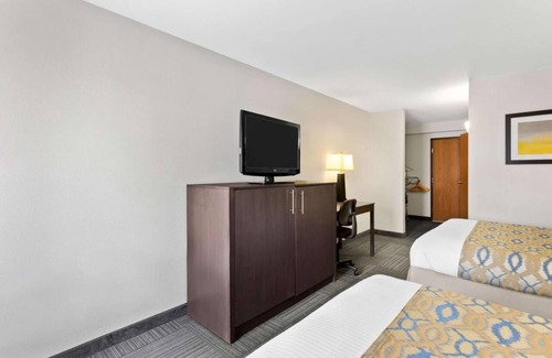 Naperville Hotel | 4 Charming Units Near Downtown Naperville - Free Breakfast and Parking!