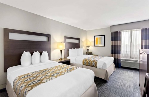 Naperville Hotel | 4 Charming Units Near Downtown Naperville - Free Breakfast and Parking!