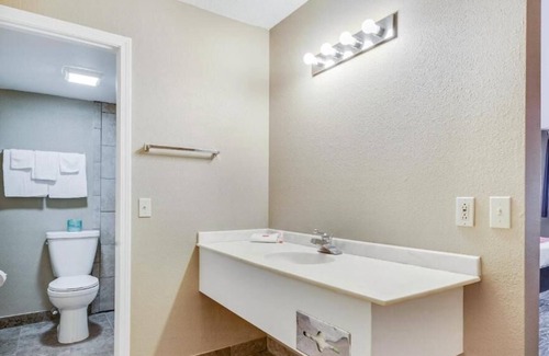 Elk City House | 4 Comfortable Units Close to Ackley Park, National Route 66 Museum, Free Parking