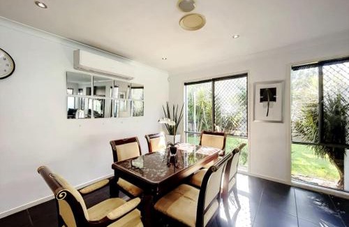 Calamvale House | 4 Ensuites Patio Pool BBQ Billiards Media Room