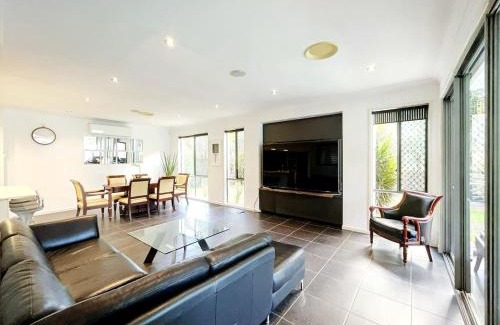 Calamvale House | 4 Ensuites Patio Pool BBQ Billiards Media Room