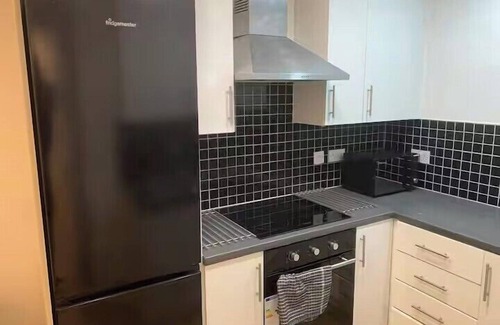 Barking Apartment | 4 Guests - Free Parking - Easy Access to London