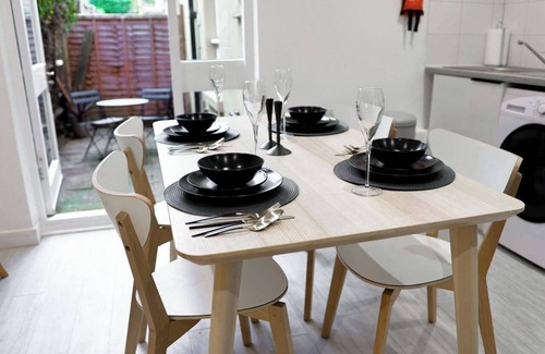 Thornton Heath Apartment | 4 Guests - Pet Friendly Retreat in Thornton Heath