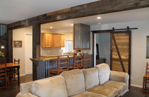 The Village House | 4 HOUSES FROM THE VILLAGE, Remodeled, WiFi/Smart TV, W/D, Fireplace, Pets, Clean