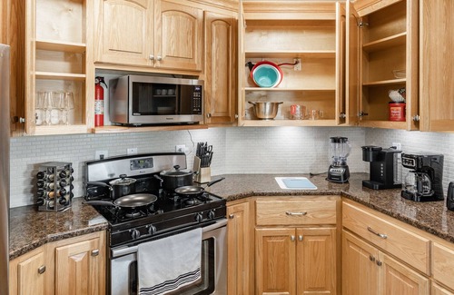 Normal House | 4 King Beds - Fast WiFi - Garage - Huge Yard