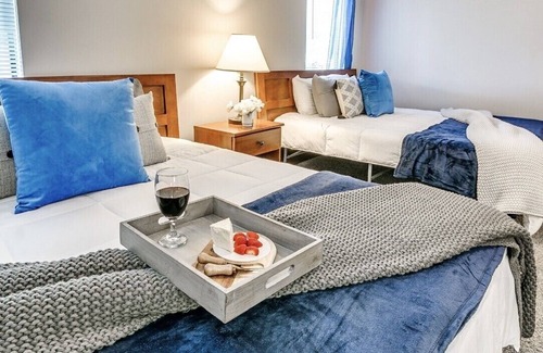 South Tulsa House | 4 King beds- FASTwifi- 5min from most places