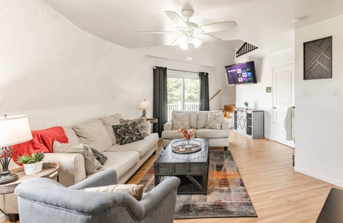 Normal House | 4 King Beds - Garage - Fast Gig WiFi - Huge Yard