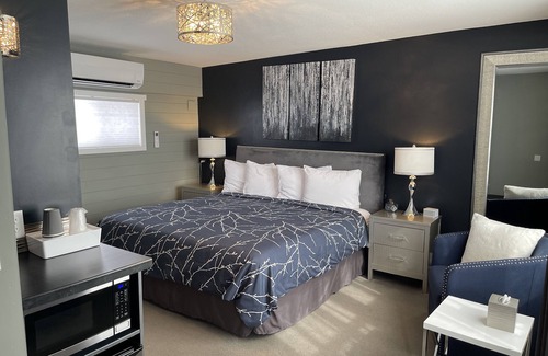 Two Harbors Hotel | #4 King- Vine & Branches Inn -2 minute walk to Burlington Bay!