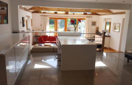 Haslemere House | 4 Kingsize Beds Ensuite - Sleeps 8-10 - Rural Contemporary Oak Framed House