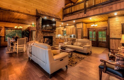 Blue Ridge Cabin | 4 Leaf Clover - Pet Friendly | Mountain & River Views | Hot Tub | Pickleball Court | FirePit