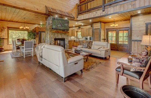Blue Ridge Cabin | 4 Leaf Clover - Pet Friendly | Mountain & River Views | Hot Tub | Pickleball Court | FirePit