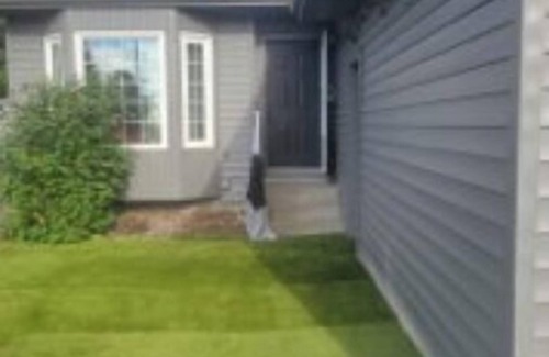 Southeast Edmonton House | 4 Level split 15min from the Airport, 5Min from the train station .