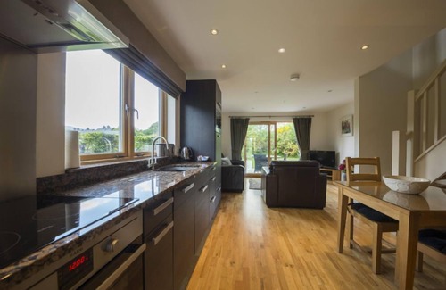 Kenmore Cottage | 4 Maxwells - sleeps 2 guests in 1 bedroom