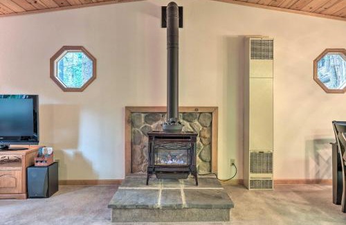 Dorrington House | 4 Mi to Big Tree State Park Serene Cabin with Deck
