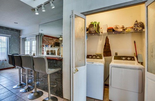 Algiers House | 4 Mi to Bourbon St Spacious Retreat with Wet Bar!