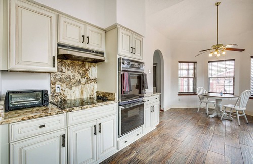 Algiers House | 4 Mi to Bourbon St: Spacious Retreat w/Wet Bar!