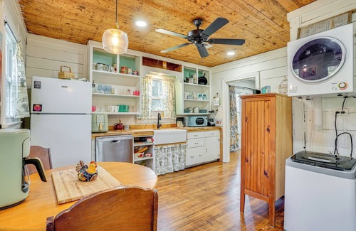 Glen Rose Cottage | 4 Mi to Dinosaur Valley: Rustic Glen Rose Cottage!