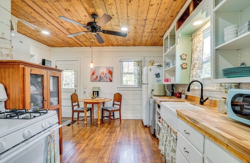 Glen Rose Cottage | 4 Mi to Dinosaur Valley: Rustic Glen Rose Cottage!