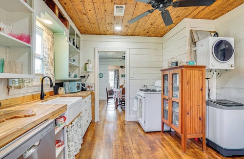 Glen Rose Cottage | 4 Mi to Dinosaur Valley: Rustic Glen Rose Cottage!