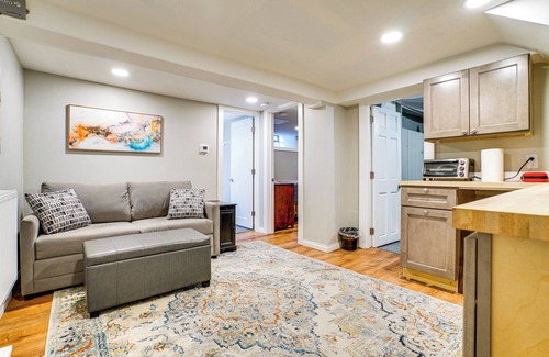 Kingfield Apartment | 4 Mi to Dtwn Minneapolis: Apt w/Desk & Smart TV!